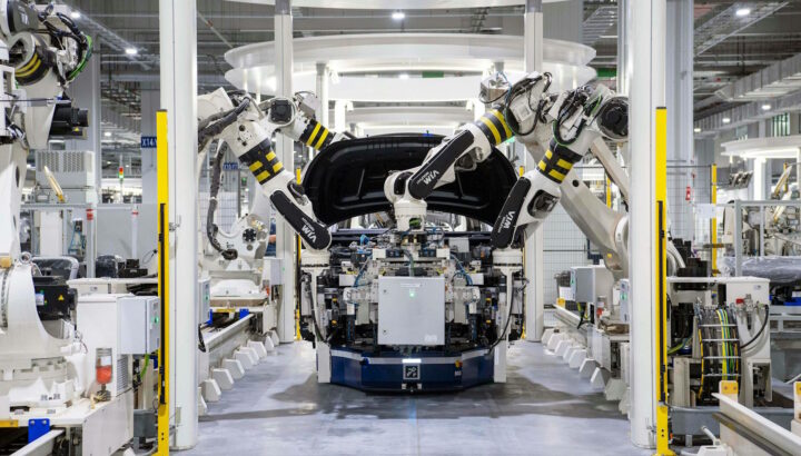 Linha de produção automotiva com robôs trabalhando
